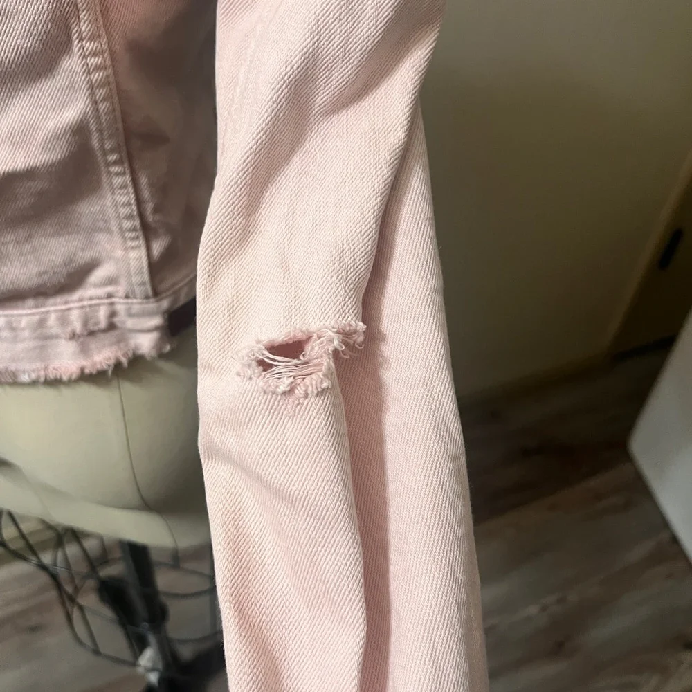 Abercrombie & Fitch Super Cute Pink Jean Jacket. Size smal - Picture 6 of 8